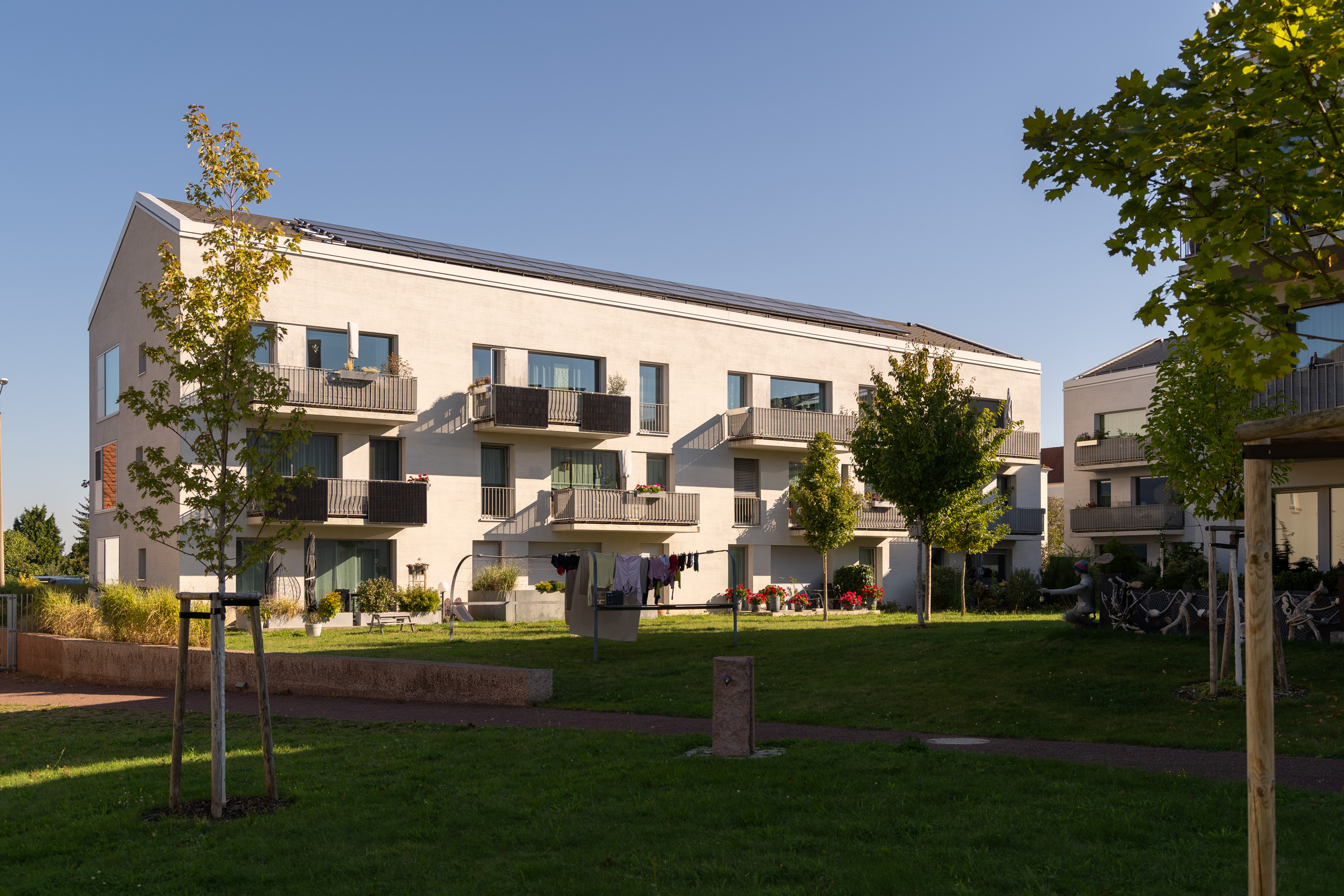 Moderne Wohnhäuser in der Diesterwegstraße mit viel Grün