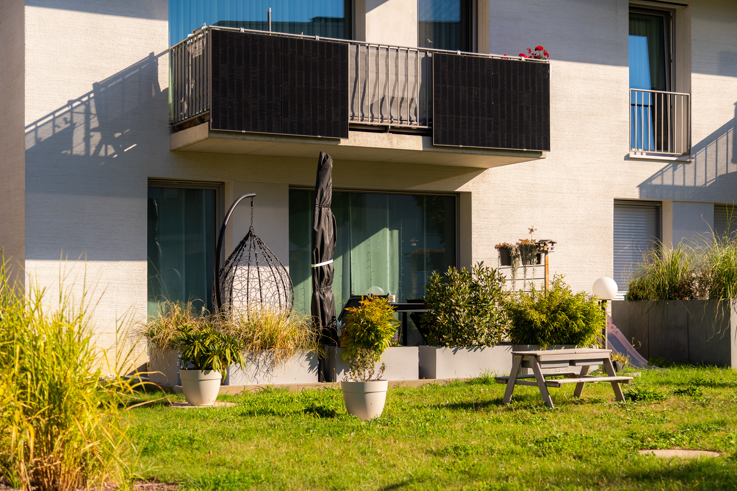 Moderne Wohnhäuser in der Diesterwegstraße mit viel Grün